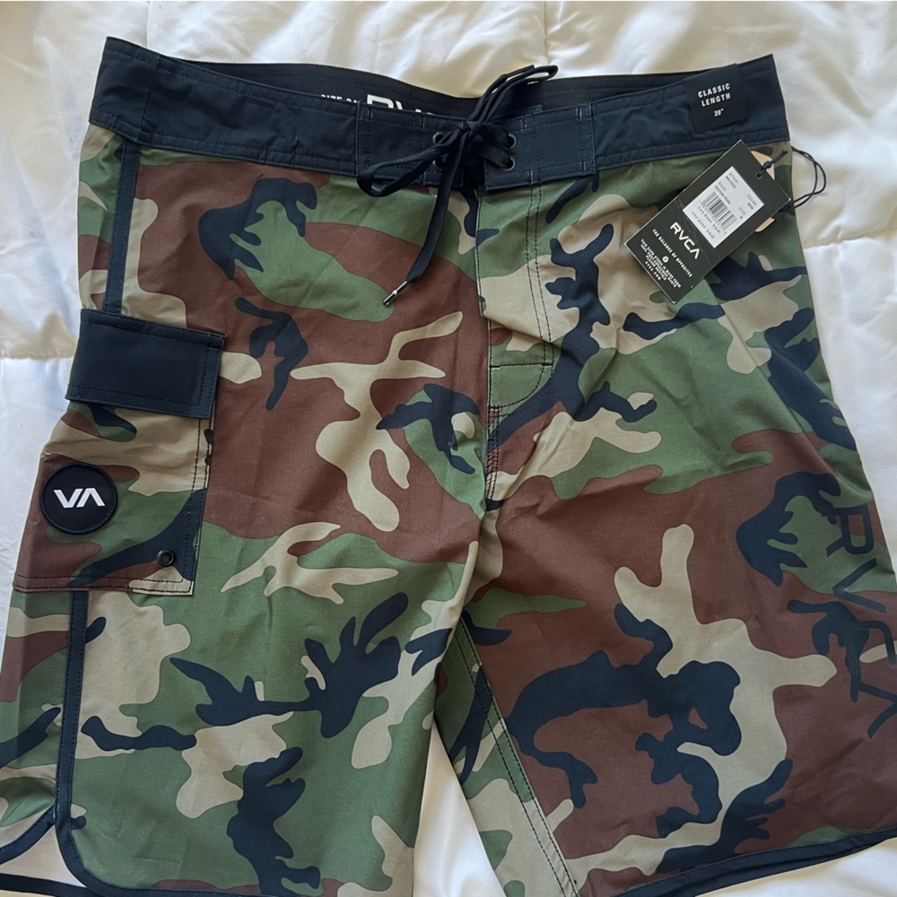 NWT RVCA Men’s Camo Boardshorts Size 34